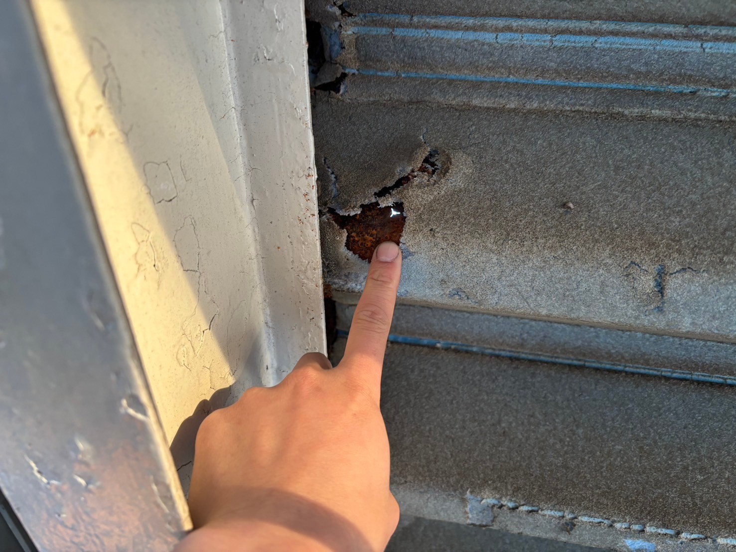 指で押すだけで崩れる穴